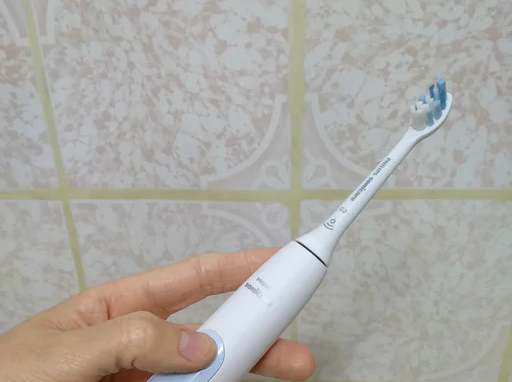 Чистка швов зубной щеткой