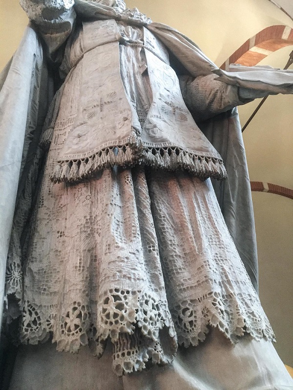 Миланская церковь, скульптура мрамор