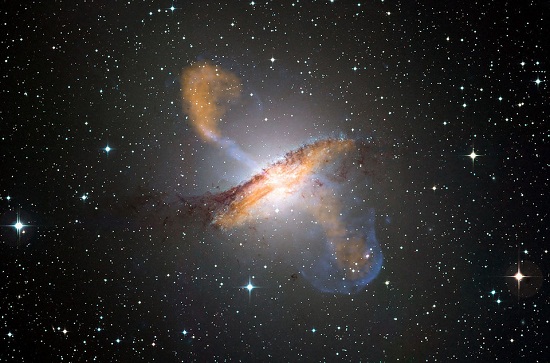 В центре нашей галактики находится чёрная дыра массой 4 миллиона масс Солнца