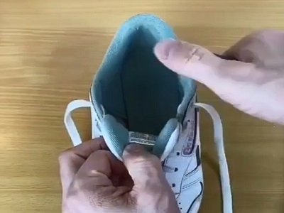 Как устранить запах внутри обуви?